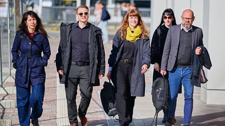 Eine Delegation der Berliner Linken traf sich im Haus der Statistik mit Vertretern von Grünen und SPD. Eine Delegation der Berliner Linken traf sich im Haus der Statistik mit Vertretern von Grünen und SPD.
