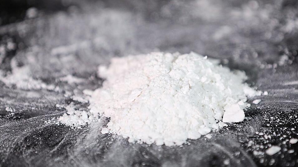 Bei Hausdurchsuchung fanden die Beamten laut Bericht der Polizei etwa ein Pfund Amphetamin nebst anderen Drogen. (Symbolbild) Bei Hausdurchsuchung fanden die Beamten laut Bericht der Polizei etwa ein Pfund Amphetamin nebst anderen Drogen. (Symbolbild)