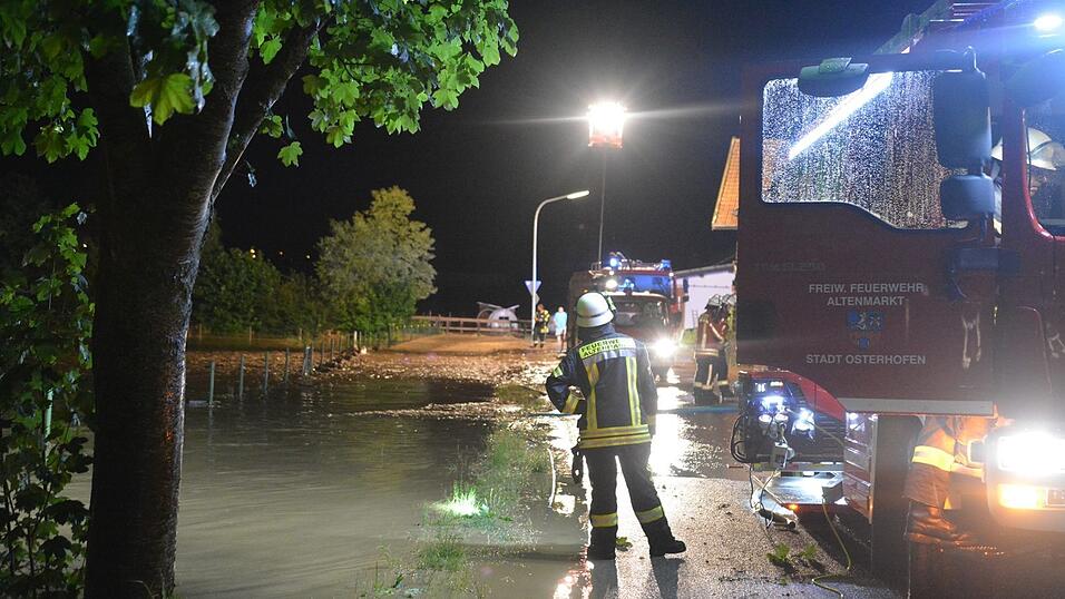 Auch im Landkreis Deggendorf waren die Feuerwehren die Nacht über im Dauereinsatz. Auch im Landkreis Deggendorf waren die Feuerwehren die Nacht über im Dauereinsatz.