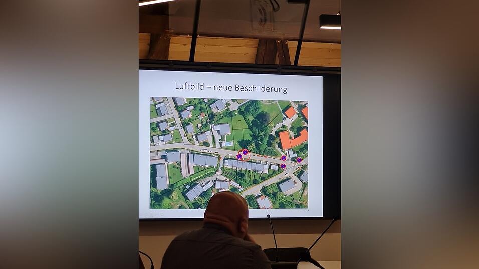 Noch vor der Freibadsaison wurden die Halteverbotsschilder in der Lahrstraße aufgestellt - und damit endeten die Beschwerden. Noch vor der Freibadsaison wurden die Halteverbotsschilder in der Lahrstraße aufgestellt - und damit endeten die Beschwerden.