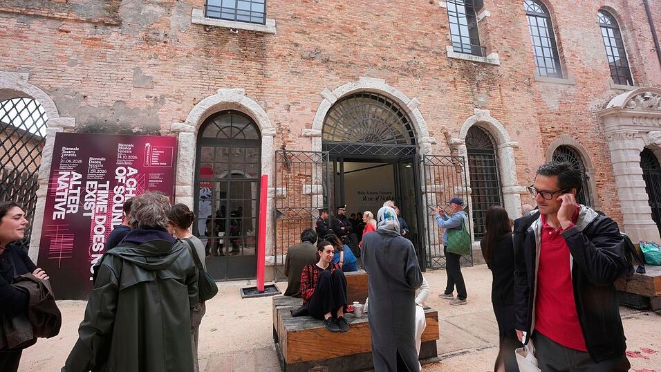 Auch der Umgang mit Israel wurde zum Streitpunkt. Der Gestalter des Pavillons sagt, ihm gehe es um Kunst, nicht die Politik der israelischen Regierung.
