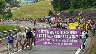 Teilnehmer der Demonstration haben sich zur Protestaktion gegen die Verkehrsflut am Brenner versammelt.
