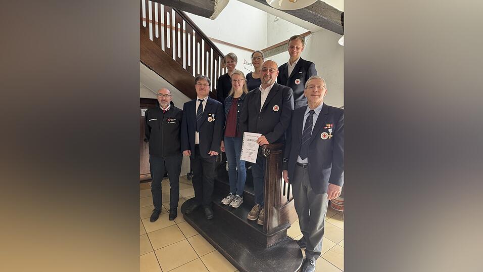 Das Neumitglied und die für 40 Jahre aktive Mitgliedschaft Geehrten, dazu die, die das BRK Ehrenzeichen in Bronze erhielten. Das Neumitglied und die für 40 Jahre aktive Mitgliedschaft Geehrten, dazu die, die das BRK Ehrenzeichen in Bronze erhielten.