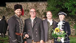 Strahlende Gesichter nach der gelungenen Premiere: Trenck Lawrence Gast und Kathi Vera Schmid mit den Schirmherrn Stefan und Benedikt Kulzer.