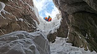 Ein Skitourengeher ist 25 Meter tief in eine Doline gest&uuml;rzt