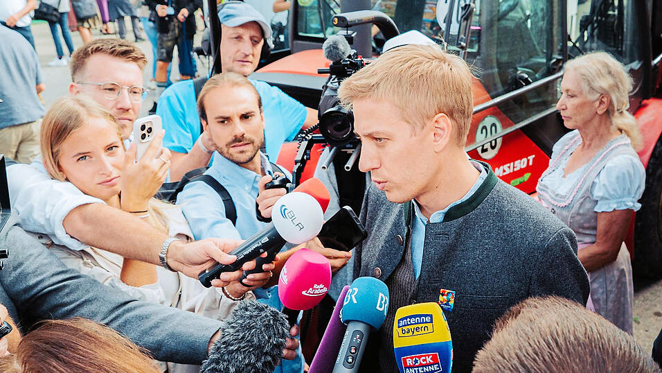 Oberbürgermeister Dominik Krause ist beim offiziellen Presserundgang über die Wiesn umzingelt von Reportern. Das Interesse ist enorm. Oberbürgermeister Dominik Krause ist beim offiziellen Presserundgang über die Wiesn umzingelt von Reportern. Das Interesse ist enorm.