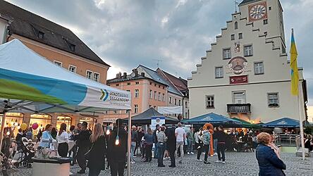 Der Himmel war grau, doch das Wetter blieb trocken, so dass die lange Kultur- und Einkaufsnacht in der Innenstadt zu einem Erfolg werden konnte.