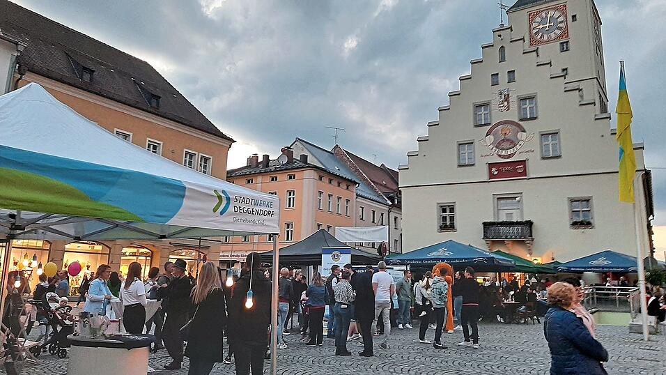 Der Himmel war grau, doch das Wetter blieb trocken, so dass die lange Kultur- und Einkaufsnacht in der Innenstadt zu einem Erfolg werden konnte.
