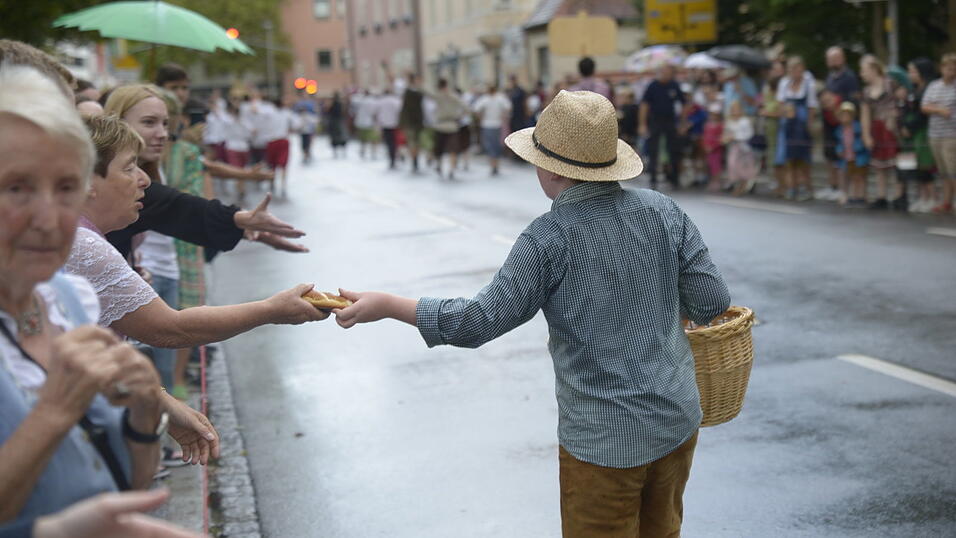 Zahlreiche Musik- und Trachtengruppen zogen nach dreij&auml;hriger Pause am Freitagabend zum Festplatz Am Hagen.&nbsp;