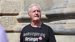Vor fast einem Jahr hat das Bundesinnenministerium das &bdquo;Compact&ldquo;-Magazin verboten. Der Herausgeber des Magazins, J&uuml;rgen Els&auml;sser, feierte sich nun als &bdquo;Bundesregierung-Besieger&ldquo;.