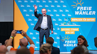 Hubert Aiwanger, Vorsitzender der Freien Wähler, winkt nach seiner Rede bei der Landesversammlung in der Joseph-von-Fraunhofer-Halle den Delegierten zu. Hubert Aiwanger, Vorsitzender der Freien Wähler, winkt nach seiner Rede bei der Landesversammlung in der Joseph-von-Fraunhofer-Halle den Delegierten zu.
