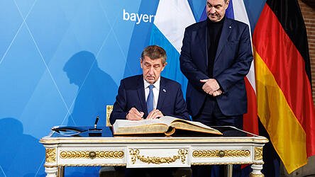 Tschechiens Regierungschef Andrej Babis trägt sich in das Goldene Buch ein. Bayerns Ministerpräsident Markus Söder schaut zu. Tschechiens Regierungschef Andrej Babis trägt sich in das Goldene Buch ein. Bayerns Ministerpräsident Markus Söder schaut zu.