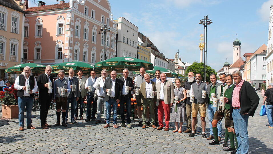 Die Vorstellung des offiziellen Volksfest-Sammlerkrugs 2022 mit OB Markus Pannermayr (9.v.l.), B&uuml;rgermeister Dr. Albert Solleder (11.v.l.), MdB Alois Rainer (2.v.l.), Festwirten und Brauereivertretern, K&uuml;nstlerin Madeleine Schollerer (die einzige Frau im Bild!), Erich Gruber von der Gemeinschaft Bildender K&uuml;nstler (6.v.r.) und Museumsleiter Prof. G&uuml;nther Moosbauer (7.v.l.).