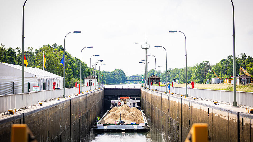 Ein Schiff fuhr gegen eine Schleusenwand. (Symbolbild) Ein Schiff fuhr gegen eine Schleusenwand. (Symbolbild)