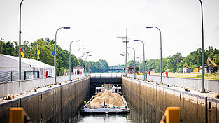 Ein Schiff fuhr gegen eine Schleusenwand. (Symbolbild) Ein Schiff fuhr gegen eine Schleusenwand. (Symbolbild)