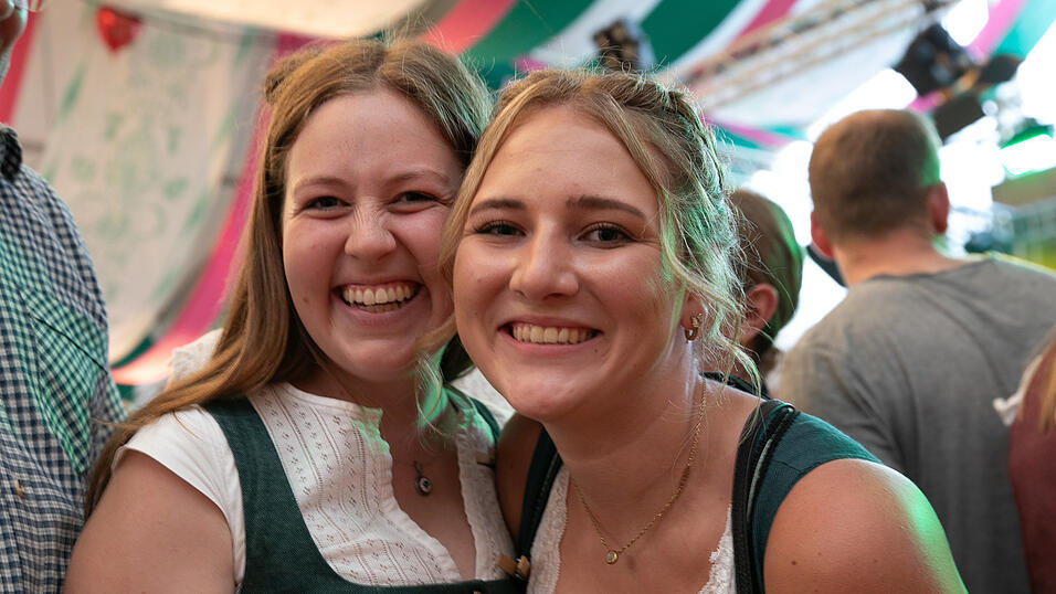 Echte Blasmusikfans lie&szlig;en sich den Montagabend im Festzelt Weckmann nicht entgehen.