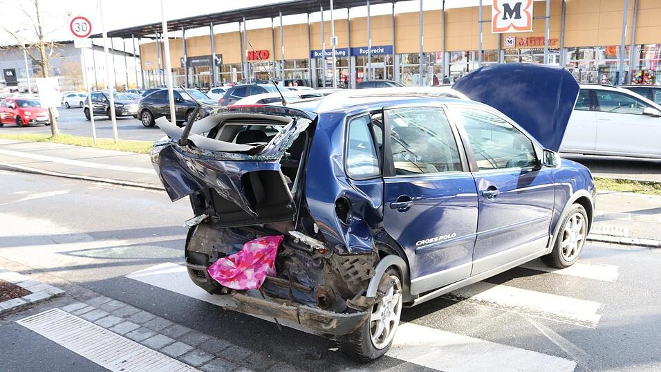Der Fiat erfasst einen dunkelblauen VW Polo und drückt diesen gegen ein parkendes Auto. Der Fiat erfasst einen dunkelblauen VW Polo und drückt diesen gegen ein parkendes Auto.