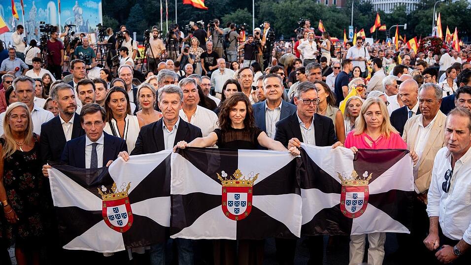 Bei der größten Einzelkundgebung für Ceuta in Madrid traten führenden Politiker der oppositionellen konservativen Volkspartei an. Bei der größten Einzelkundgebung für Ceuta in Madrid traten führenden Politiker der oppositionellen konservativen Volkspartei an.