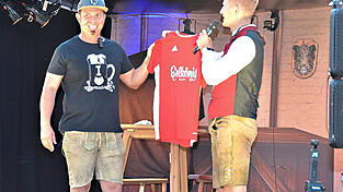 Vom zweiten SV-Vorsitzenden Benny Ostermeier erhielt Fonse Doppelhammer zur Erinnerung an seinen Auftritt in Sünching ein T-Shirt.