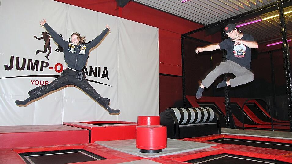 Saranda und Noah haben den Trampolinpark schon mal ausprobiert. Ab dem heutigen Mittwoch steht das 'Jump-o-Mania' auch allen Besuchern offen.