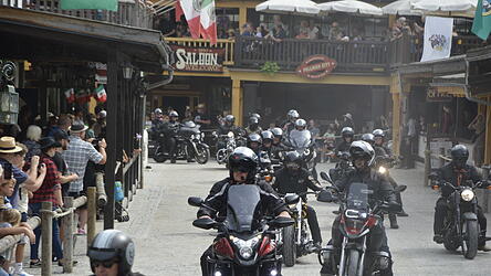 Das Highlight des Benefizkorsos: Motorräder, Trikes und Quads fahren durch die Main Street von Pullman City.