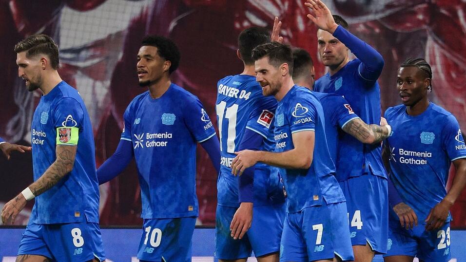 Leverkusens Spieler um Torsch&uuml;tze Patrik Schick (2.v.r., Bayer Leverkusen) jubeln nach dem F&uuml;hrungstreffer.