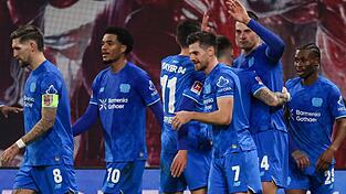 Leverkusens Spieler um Torsch&uuml;tze Patrik Schick (2.v.r., Bayer Leverkusen) jubeln nach dem F&uuml;hrungstreffer.