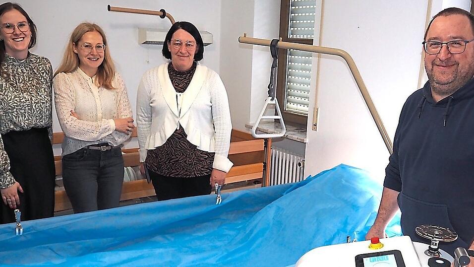 Eine technische Neuerung hat im Kreisseniorenheim St. Josef Einzug gehalten: die mobile Dusche.