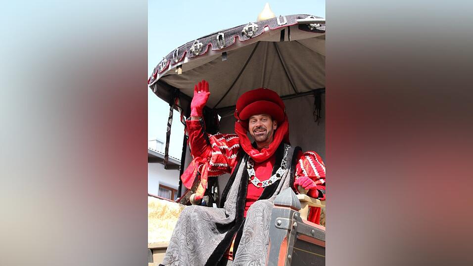 Die schönsten Augenblicke des historischen Drachenstich-Festzuges 2016. Die schönsten Augenblicke des historischen Drachenstich-Festzuges 2016.