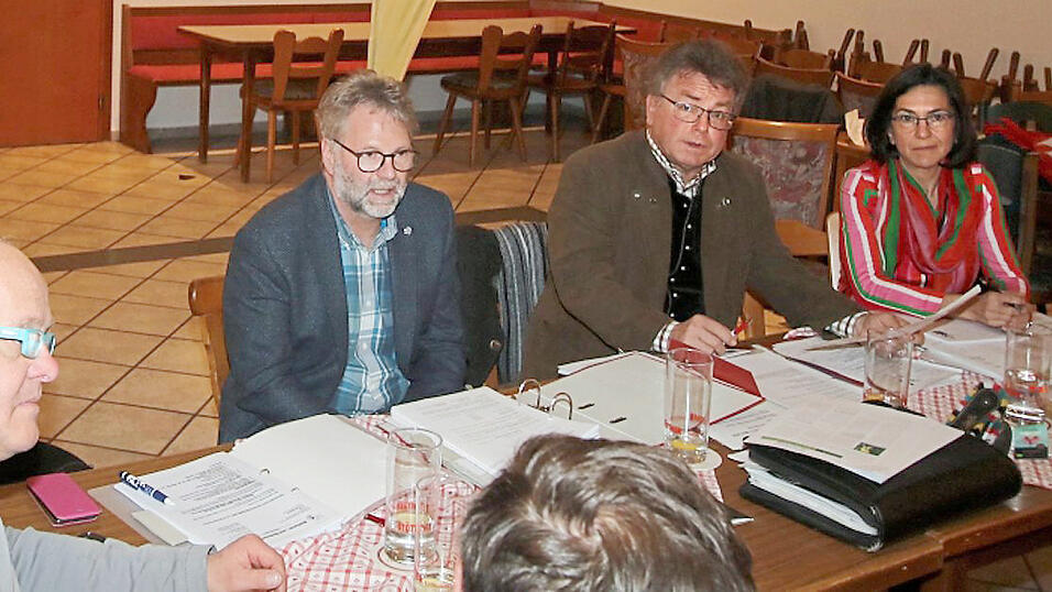 Landesinnungsmeister Hermann Rudolph, Justiziarin Karin Gabriel, Wolfgang Birkenseer, Karl Braun und Christa Riepl, Kreishandwerkerschaft Landshut (von links), brachten die Fusion der Bildhauer- und Steinmetz-Innung Ostbayern auf den Weg. Landesinnungsmeister Hermann Rudolph, Justiziarin Karin Gabriel, Wolfgang Birkenseer, Karl Braun und Christa Riepl, Kreishandwerkerschaft Landshut (von links), brachten die Fusion der Bildhauer- und Steinmetz-Innung Ostbayern auf den Weg.