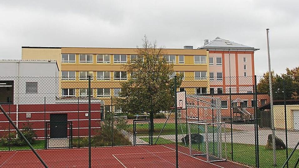 Das Schulzentrum an der Kleegartenstraße beheimatet derzeit fünf Schulen. Das Hauptgebäude ist deutlich in die Jahre gekommen.