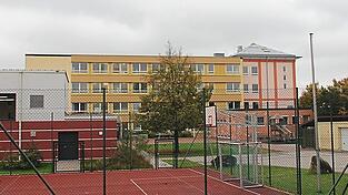 Das Schulzentrum an der Kleegartenstraße beheimatet derzeit fünf Schulen. Das Hauptgebäude ist deutlich in die Jahre gekommen.