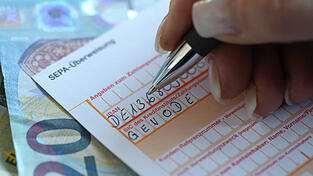 Die DJK Altdorf hat nach dem ersten Betrugsversuch vor zwei Jahren Papierüberweisungen gesperrt. (Symbolfoto) Die DJK Altdorf hat nach dem ersten Betrugsversuch vor zwei Jahren Papierüberweisungen gesperrt. (Symbolfoto)