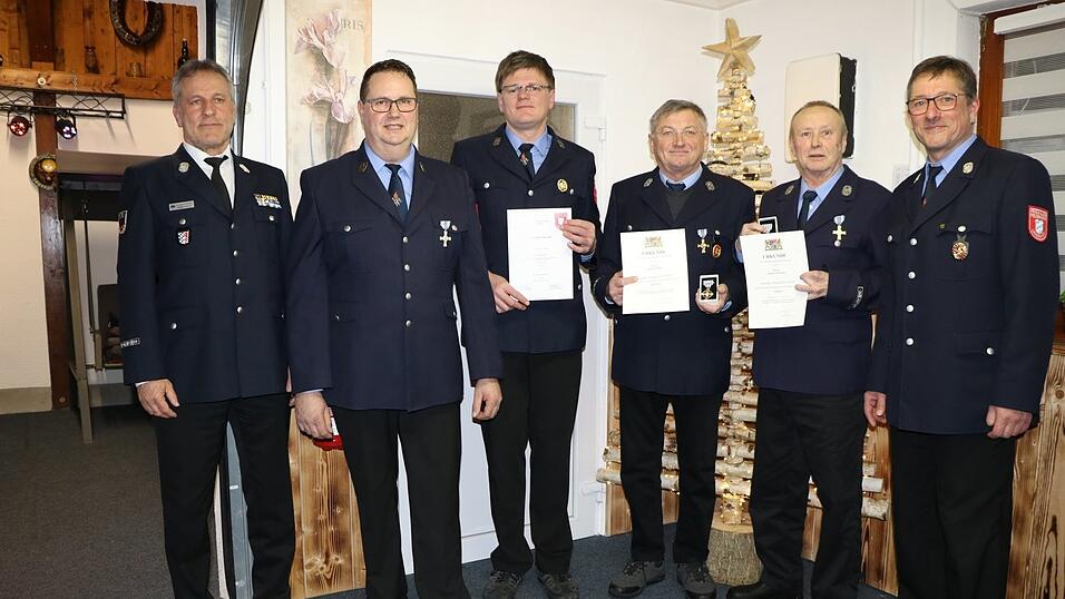 Hohe Auszeichnungen wurden verliehen (v.l.) Hubert Ammer, Johannes Luginger, Franz Bergmann, Johann Willer, Johann Zormeier und Roland Maier.