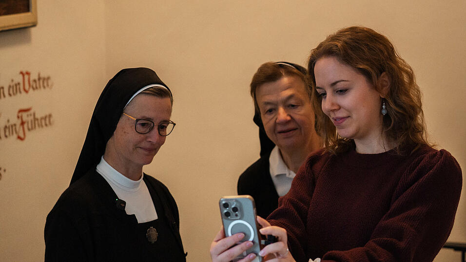 Johanna R&uuml;b (rechts) zeigt Schwester Melanie und Schwester Luisa (Mitte) den Instagram-Account.
