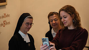 Johanna R&uuml;b (rechts) zeigt Schwester Melanie und Schwester Luisa (Mitte) den Instagram-Account.