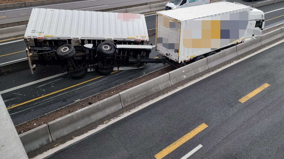 Auf der A3 bei Regensburg ist am Freitagabend ein Lastwagenanhänger umgekippt.