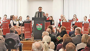 Die Stadtkapelle umrahmte den Neujahrsempfang musikalisch. F&uuml;r B&uuml;rgermeister Josef Sch&uuml;tz (Mitte) leistet sie &bdquo;einen enormen Beitrag&ldquo; zum Kulturgut.  Fotos: Simon Rothfischer