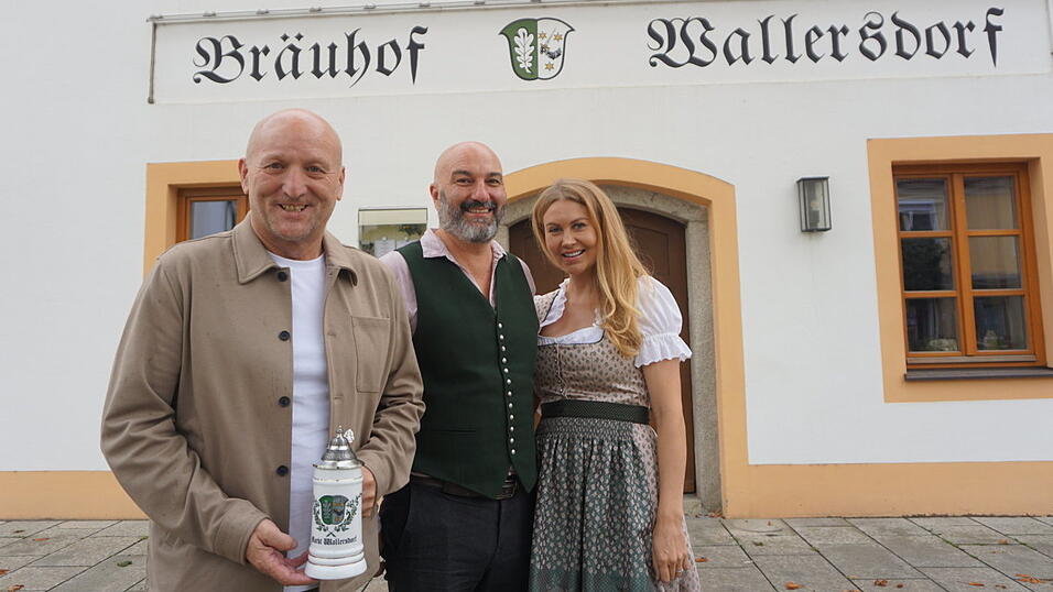 Bürgermeister Franz Aster stellte Christopher und Pille Zechner als das neue Wirtsehepaar vor. Bürgermeister Franz Aster stellte Christopher und Pille Zechner als das neue Wirtsehepaar vor.