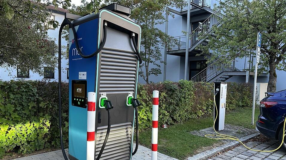 Eine der beiden Ladestationen befindet sich direkt hinter dem Rathausparkplatz und somit in unmittelbarer N&auml;de des Stadtplatzes und des gerade entstehenden Schul-Campus.