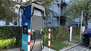 Eine der beiden Ladestationen befindet sich direkt hinter dem Rathausparkplatz und somit in unmittelbarer N&auml;de des Stadtplatzes und des gerade entstehenden Schul-Campus.