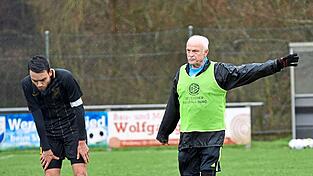 Josef Hopfensperger ist als strenger Schiedsrichter bekannt. Mit seinen 77 Jahren steht er noch regelmäßig auf dem Platz.