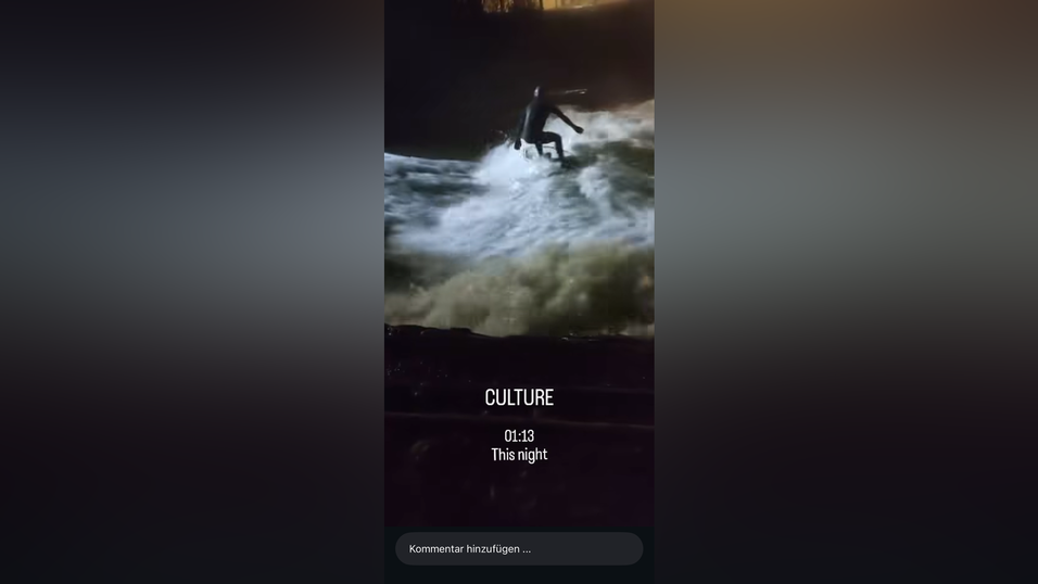 Ein Ausschnitt aus dem Video, welches die Surfer am Wochenende im Netz teilen: Die Welle ist zurück, ein Surfer mit Stirnlampe reitet weit nach Mitternacht auf der selbsterzeugten Welle Ein Ausschnitt aus dem Video, welches die Surfer am Wochenende im Netz teilen: Die Welle ist zurück, ein Surfer mit Stirnlampe reitet weit nach Mitternacht auf der selbsterzeugten Welle