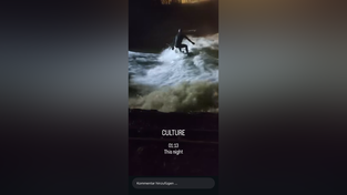 Ein Ausschnitt aus dem Video, welches die Surfer am Wochenende im Netz teilen: Die Welle ist zurück, ein Surfer mit Stirnlampe reitet weit nach Mitternacht auf der selbsterzeugten Welle Ein Ausschnitt aus dem Video, welches die Surfer am Wochenende im Netz teilen: Die Welle ist zurück, ein Surfer mit Stirnlampe reitet weit nach Mitternacht auf der selbsterzeugten Welle