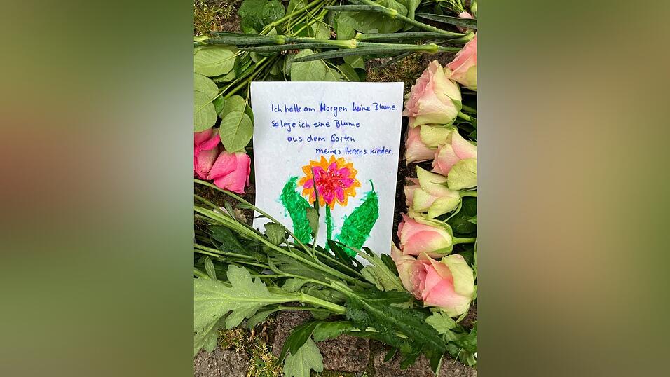 Eine Frau hat mit einem gemalten Bild eine emotionale Botschaft hinterlassen.