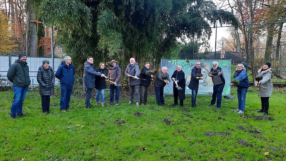 Griffen beherzt zum Spaten: Die Verantwortlichen des Tiergartens, allen voran Wolfgang Peter (3.v.r.), die beteiligten Mitarbeiter der Stadt zusammen mit Oberbürgermeister Markus Pannermayr (4.v.r.) und Bürgermeister Werner Schäfer (5.v.r.) sowie der Baufirmen.