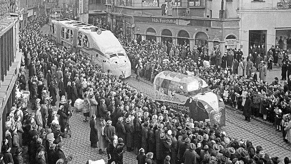 Im Jahr 1951 war beim großen Faschingsumzug halb Regensburg auf den Beinen, bestaunte unter anderem den 'Raketen-Express' der Bundesbahn. Im Jahr 1951 war beim großen Faschingsumzug halb Regensburg auf den Beinen, bestaunte unter anderem den 'Raketen-Express' der Bundesbahn.