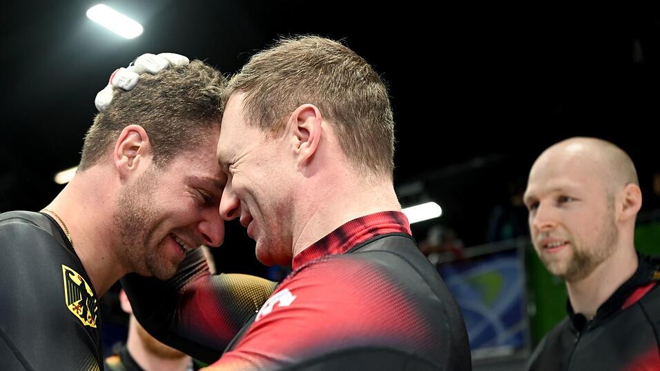 Herzlichen Gl&uuml;ckwunsch: Francesco Friedrich gratuliert Johannes Lochner.