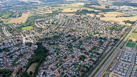 Auf den Feldern zwischen Wutzlhofen und dem noch n&ouml;rdlicher gelegenen Industriegebiet Haslbach (im Bild oben rechts) soll ein neues Stadtviertel entstehen.