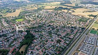 Auf den Feldern zwischen Wutzlhofen und dem noch nördlicher gelegenen Industriegebiet Haslbach (im Bild oben rechts) soll ein neues Stadtviertel entstehen. Auf den Feldern zwischen Wutzlhofen und dem noch nördlicher gelegenen Industriegebiet Haslbach (im Bild oben rechts) soll ein neues Stadtviertel entstehen.